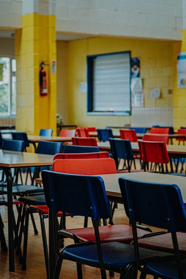 a room filled with lots of tables and chairs